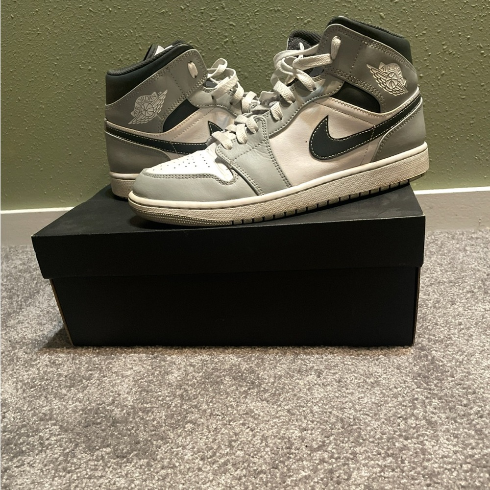 Nike Air Jordan High-Top Sneakers - Gray and White Mens size 9.5
